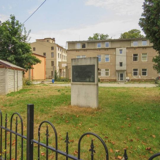 Pamětní deska v Sudkově u závodu Moravolen