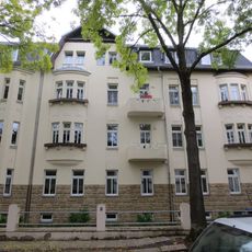 Mietshaus in halboffener Bebauung (bauliche Einheit mit Nr. 24), mit Vorgarten und Einfriedung Straßburger Straße 22