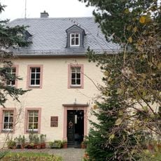 Pfarrhaus mit Seitengebäude und Torbogen (zwischen beiden Gebäuden) Kirchweg 3