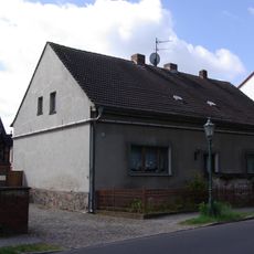 Bauernhaus mit Ställen, Scheune und Hofpflasterung Dorfplatz 7