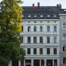 Wohnhaus in geschlossener Bebauung, mit Läden mit originalen Fronten Wilhelmsplatz 9a