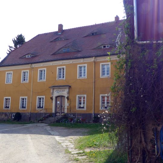 Pfarrhaus und zwei Seitengebäude des Pfarrhofes Kirchgasse 2