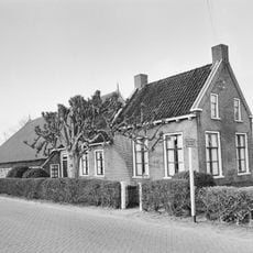 Kop-hals-rompboerderij met zesruitsvensters in beganegrond en topgevel