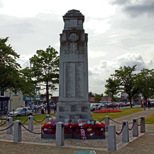 War Memorial, Piers and Chain