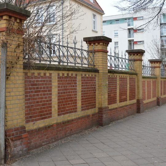 Einfriedungsmauer des Schrote-Exerzierplatzes