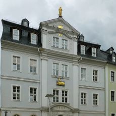 Ehemaliger Gasthof in Ecklage und halboffener Bebauung, heute Wohnhaus Markt 11