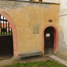 Pamětní deska rodu Šubrtů v Třebízi