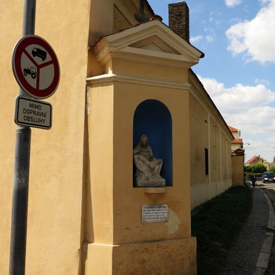 Výklenková kaplička se sochou Piety