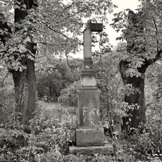 Kříž na bývalé návsi zaniklé obce Podhoří poblíž Všebořic