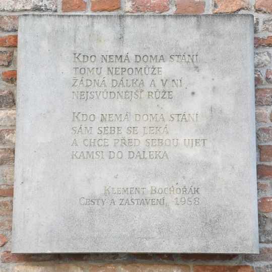 Deska s citátem básně Klementa Bochořáka
