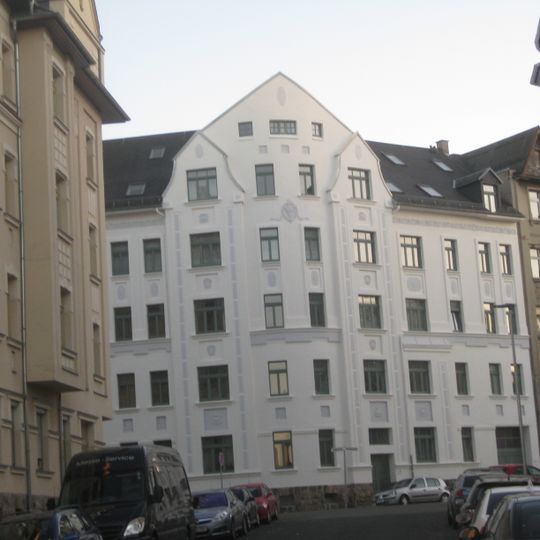 Mietshaus in geschlossener Bebauung in Ecklage Senefelderstraße 11