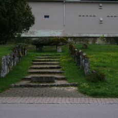 Kriegerdenkmal in der Art eines Hünengrabs