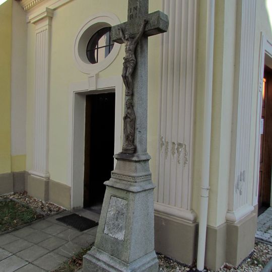 Kamenný kříž u kostela sv. Františka Serafínského v Hostimi