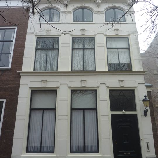 Pand met lijstgevel met consoles, gepleisterd