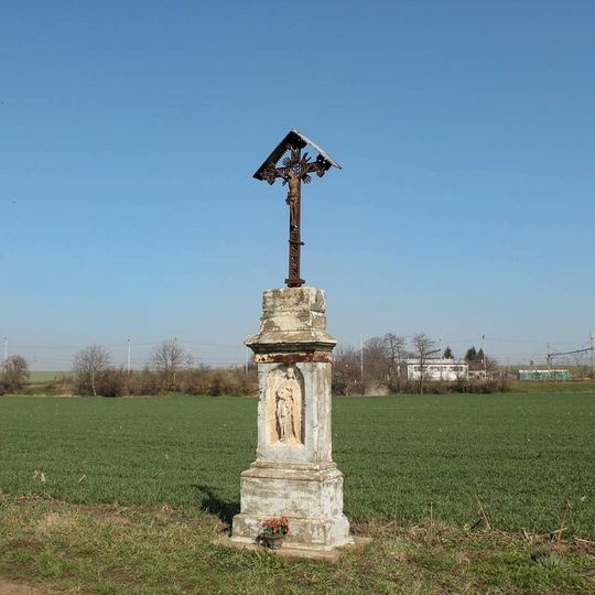 Kříž u Nezamyslic vedle polní cesty