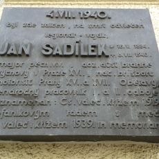 Pamětní deska Jana Sadílka na domě Preslova 652/19 na Smíchově