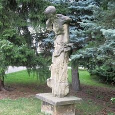 Socha Poutník v ulici Karla Čapka v Děčíně