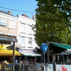 Smal pand met rechte gevel voorzien van een kroonlijst met tanding. Schuifvensters met natuurstenen onderdorpels. Winkelpui