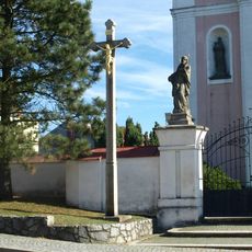 Kamenný kříž u kostela svatého Václava v Novém Veselí
