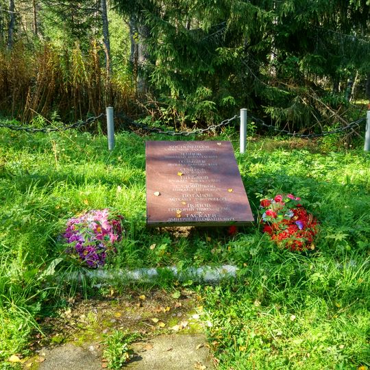 Братская могила восьми советских офицеров