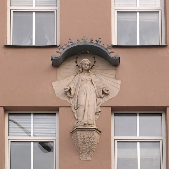 Socha Panny Marie na domě Dominikánské náměstí 9 v Brně