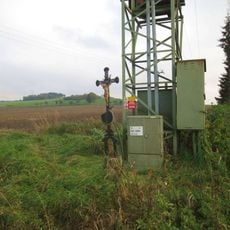 Kříž západně od Kolovče u továrny