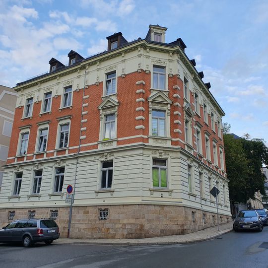 Mietshaus mit Resten der Einfriedung Weststraße 13