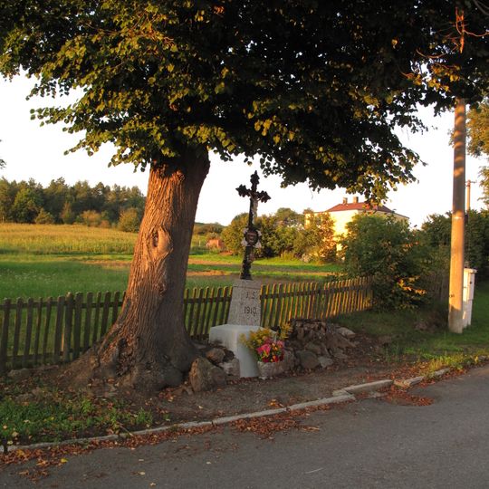 Kříž v severní části vsi