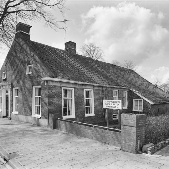 Tot rentenierswoning verbouwd boerderijtje met vrijwel gesloten topgevel