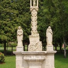 Calvaire sur socle et autel de Melrand