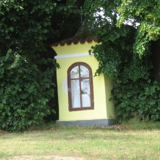 Kaplička na východním okraji Pravonína
