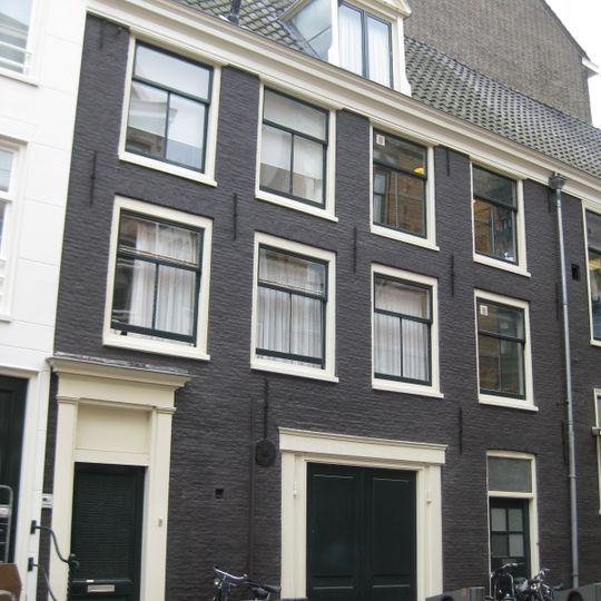 Pand onder dwars dak waarin een dakkapel op de rechte gevellijst