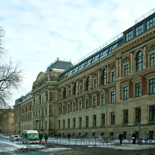 Dreiflügelbau Wächterstraße 11