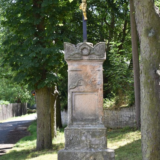 Kříž východně od městského muzea v Kožlanech