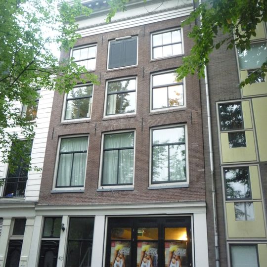 Pand met gevel onder gesneden rechte lijst