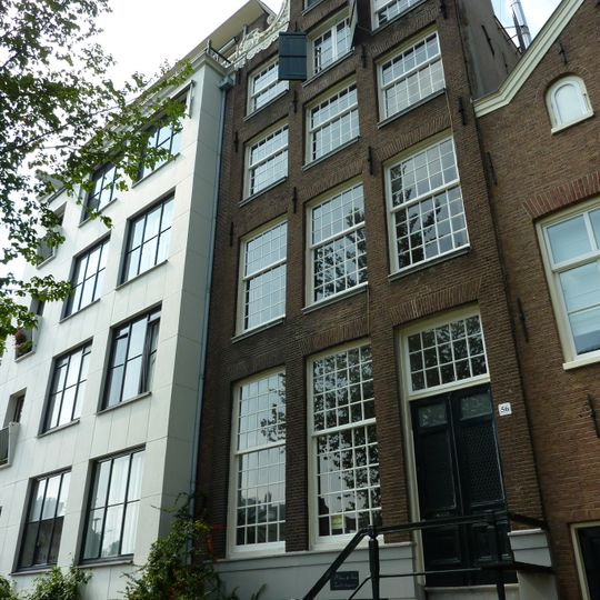 Pand met halsgevel met volutenafdekking en ornament om de hijsbalk