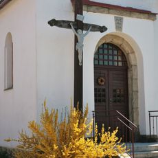 Kříž v Katově před kaplí