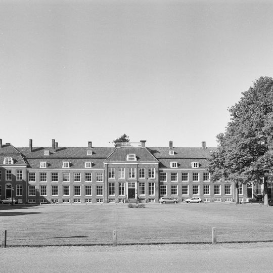 Pand haaks op nr 22 a, sobere vooruitspringende gevel met rechte kroonlijst