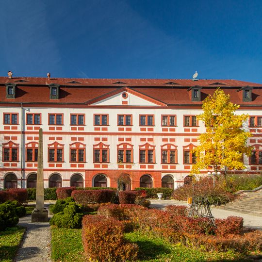 Sloup-obelisk u zámku v Liberci