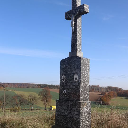 Kříž u cesty jižně od Okřešic
