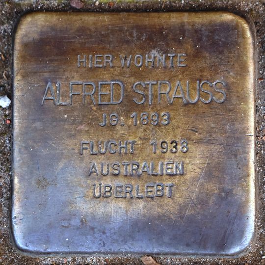 Stolperstein en memoria de Alfred Strauss