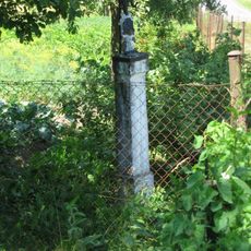 Boží muka u místní komunikace jihozápadně od Mrákova