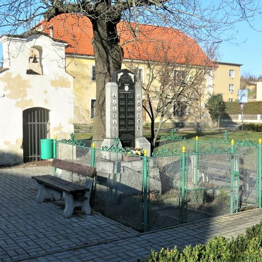 Pomník padlým v 1. světové válce na návsi v Kamenném Mostu