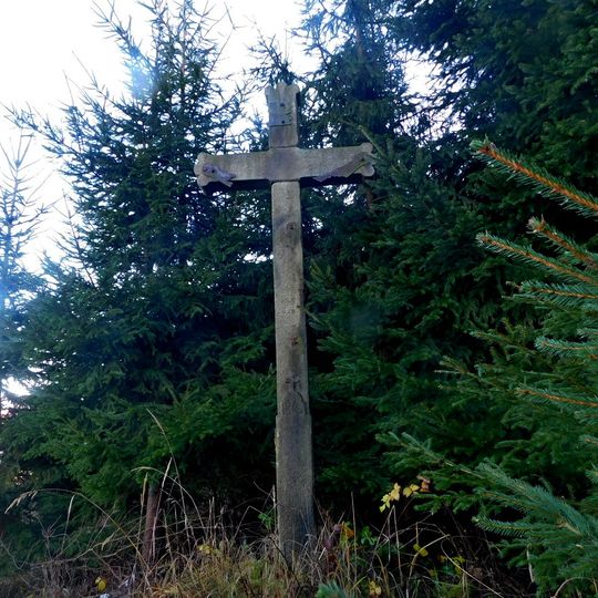 Kříž v jihovýchodním cípu lesa Březina v Kameničce