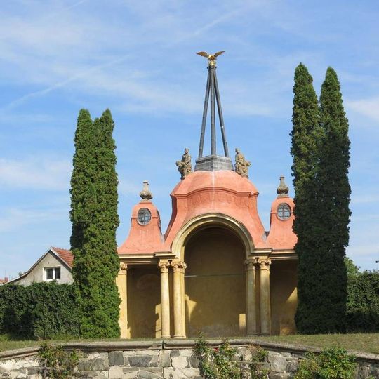 Gloriet v zámecké zahradě v Ploskovicích