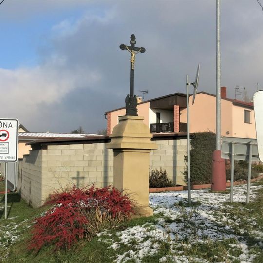 Kříž na rozcestí ke škole v Brodcích nad Jizerou