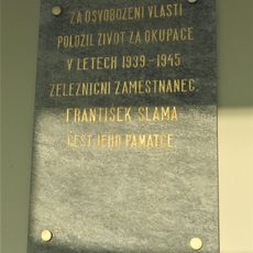Pamětní deska Františka Slámy na nádraží v Lysé nad Labem