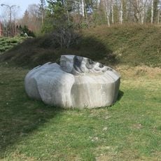 Kamenná plastika Prameník u vysokoškolských kolejí v Starém Harcově