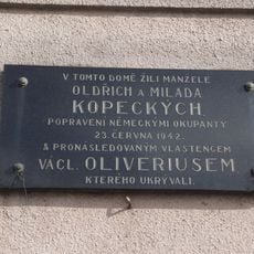 Pamětní deska Oldřicha Kopeckého, Milady Kopecké a Václava Oliveriuse v Golčově Jeníkově