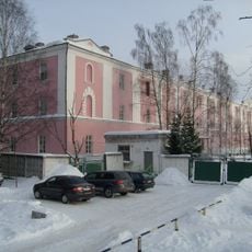 «Казармы Восстания» (ранее назывались «Архангелогородские казармы»). В казарме 11 декабря 1918 г. восстали против интервентов насильно мобилизованные в белую армию рабочие и крестьяне 1 Архангельского белогвардейского полка